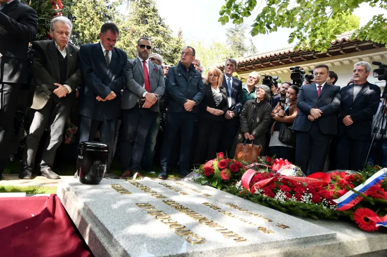 POKOPANA MIRA MARKOVIĆ: Urna udovice Slobodana Miloševića položena u grob u obiteljskoj kući