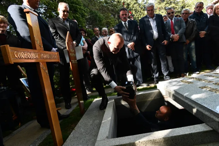 POKOPANA MIRA MARKOVIĆ: Urna udovice Slobodana Miloševića položena u grob u obiteljskoj kući