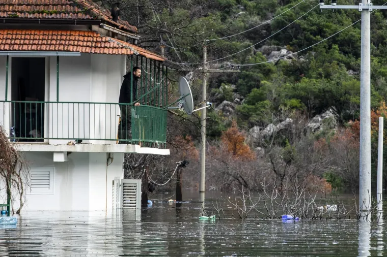 TEŠKI PRIZORI IZ VRGORCA: Dežurne službe na poplavljenom području nastavljaju i noćas sa radom