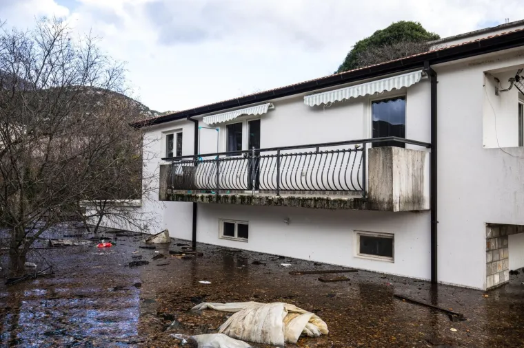 TEŠKI PRIZORI IZ VRGORCA: Dežurne službe na poplavljenom području nastavljaju i noćas sa radom