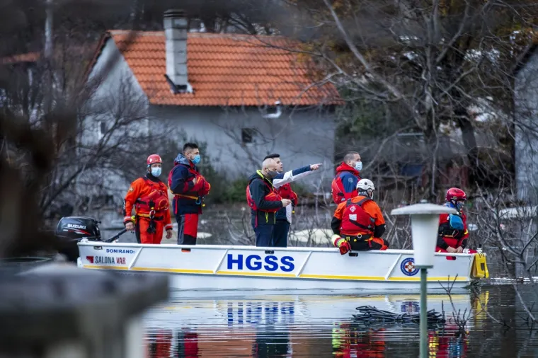 TEŠKI PRIZORI IZ VRGORCA: Dežurne službe na poplavljenom području nastavljaju i noćas sa radom