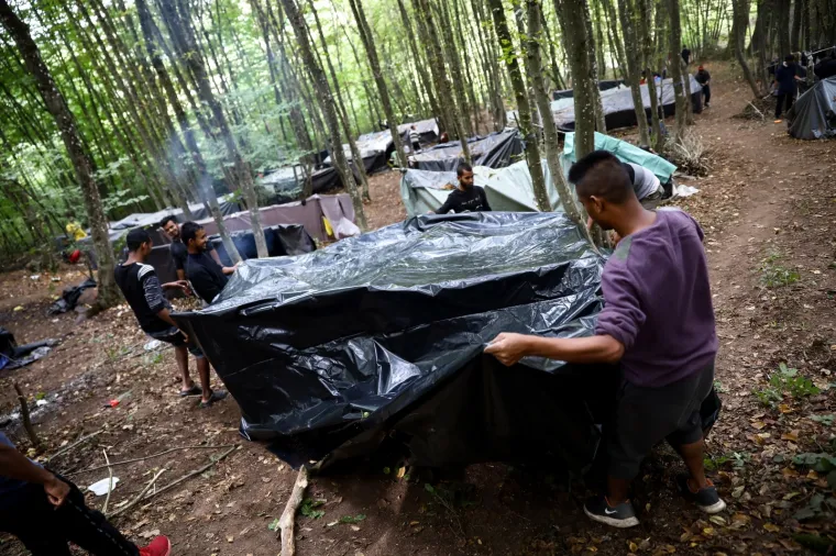 MIGRANTI NAPRAVILI NOVI KAMP U ŠUMI IZNAD VELIKE KLADUŠE: Bez struje, vode i hrane provode dane u nadi da će uspjeti u 'gameu'
