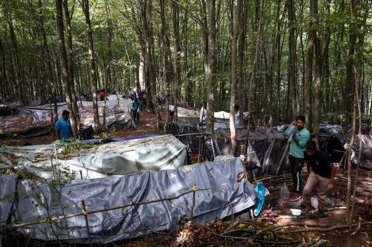 MIGRANTI NAPRAVILI NOVI KAMP U ŠUMI IZNAD VELIKE KLADUŠE: Bez struje, vode i hrane provode dane u nadi da će uspjeti u 'gameu'