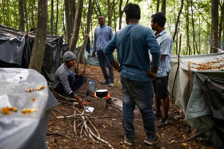MIGRANTI NAPRAVILI NOVI KAMP U ŠUMI IZNAD VELIKE KLADUŠE: Bez struje, vode i hrane provode dane u nadi da će uspjeti u 'gameu'