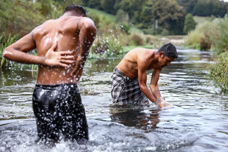 MIGRANTI NAPRAVILI NOVI KAMP U ŠUMI IZNAD VELIKE KLADUŠE: Bez struje, vode i hrane provode dane u nadi da će uspjeti u 'gameu'