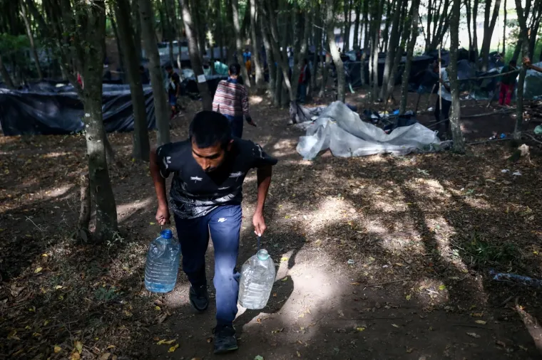 MIGRANTI NAPRAVILI NOVI KAMP U ŠUMI IZNAD VELIKE KLADUŠE: Bez struje, vode i hrane provode dane u nadi da će uspjeti u 'gameu'