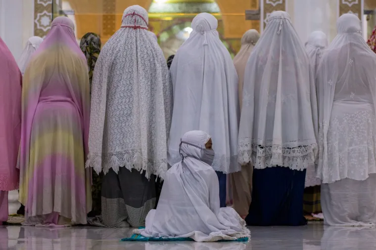 Muslimanski vjernici u molitvi tijekom prve noći Ramazana u indonezijskom gradu Bireuenu. Credit line: AMANDA JUFRIAN / AFP / Profimedia