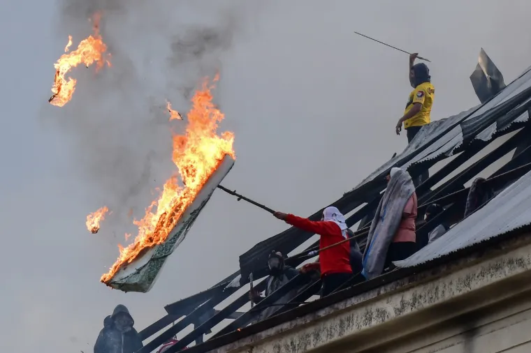 Zatvorenici pale madrace u zatvoru Villa Devoto u Buenos Airesu tijekom nereda izbilih zbog pooštravanja mjera sukladno mjerama za suzbijanje pandemije Covida. Credit line: RONALDO SCHEMIDT / AFP / Profimedia