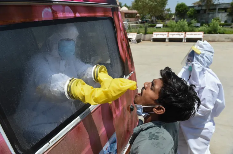 Testiranje na koronavirus u indijskom selu Changodar. Credit line: SAM PANTHAKY / AFP / Profimedia