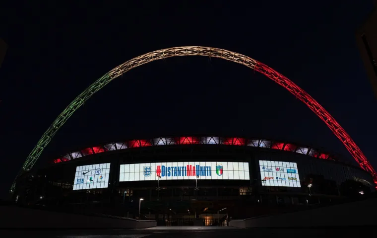 Tako su na ekranu na Wembleyu poruka"Udaljeni, ali ujedinjeni" te je luk iznad stadiona osvjetljen u bojama talijanske zastave.
Foto: Jed Leicester for The FA / Shutterstock Editorial / Profimedia