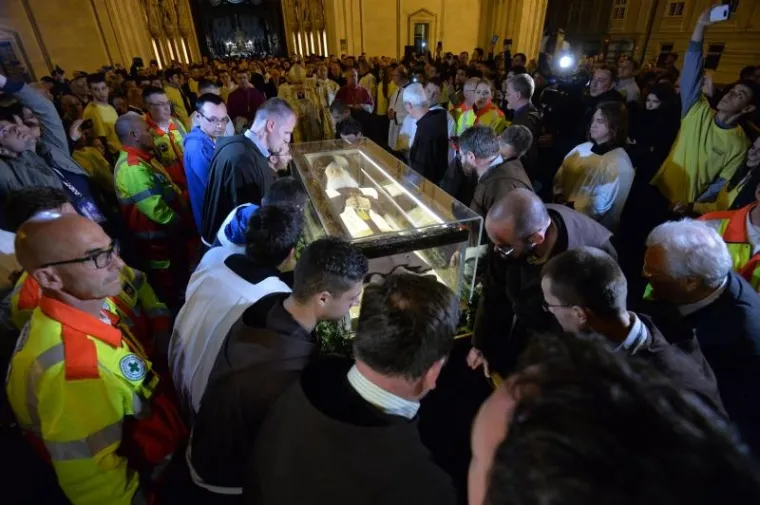 Nakon bdijenja u zagrebačkoj katedrali, vjernici su u četvrtak navečer ispratili tijelo sv. Leopolda Mandića, zaštitnika godine milosrđa. Od 15. do 18. travnja bit će izloženo na štovanje vjernicima u kapucinskoj crkvi svetoga Leopolda Bogdana Mandica u Gornjoj Dubravi.