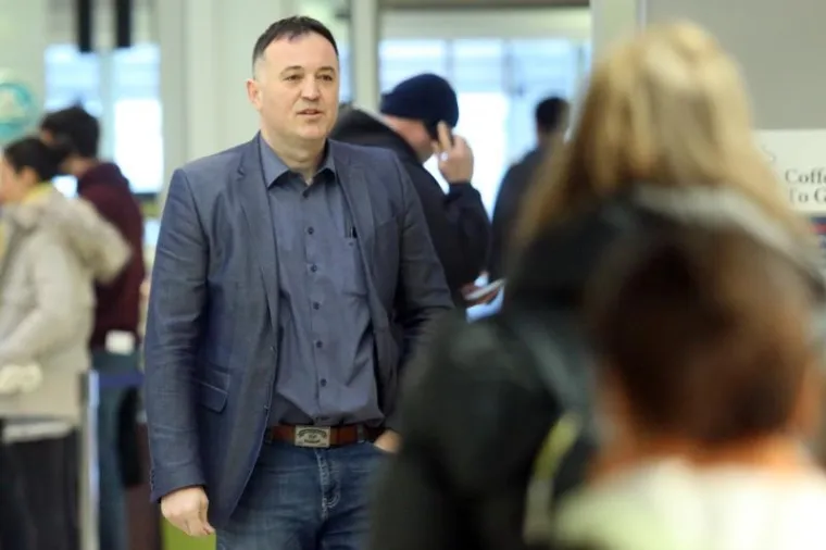 Hrvatski navijači uputili su se danas u Pariz na polufinalnu utakmicu SP-a protiv Norveške. Među putnicima je i bivši hrvatski izbornik Slavko Goluža.