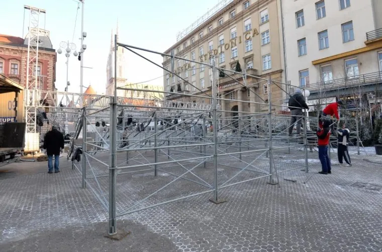 Radovi na skijaškoj stazi u središtu grada na kojoj će se održati utrka skijaških legendi povodom 50. rođendana prve utrke Svjetskog skijaškog kupa.