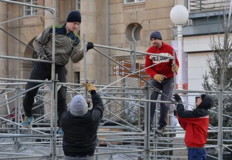 Radovi na skijaškoj stazi u središtu grada na kojoj će se održati utrka skijaških legendi povodom 50. rođendana prve utrke Svjetskog skijaškog kupa.