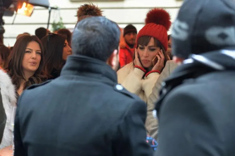 ŠAMPANJAC U RUCI, OSMIJEH NA LICU: Nasmijana Monika Kravić viđena u javnosti kako 'cuga' s prijateljima