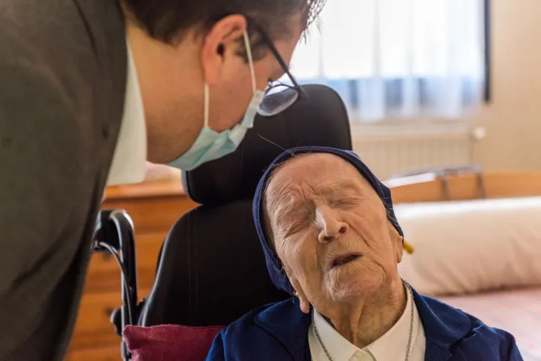 Ova časna sestra rođena je 11. veljače 1904. godine. Osim što je najstarija osoba u Europi, ujedno je druga najstarija živa osoba na svijetu, prema Gerontology Research Group (GRG).