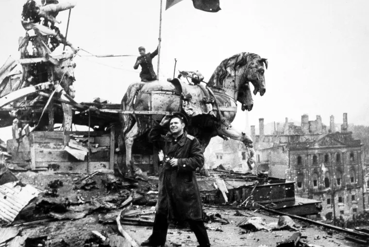 DAN KOJI JE NIJEMCE ZAVIO U CRNO: Hitler je znao što slijedi - ubio se samo dva dana prije ovih scena užasa