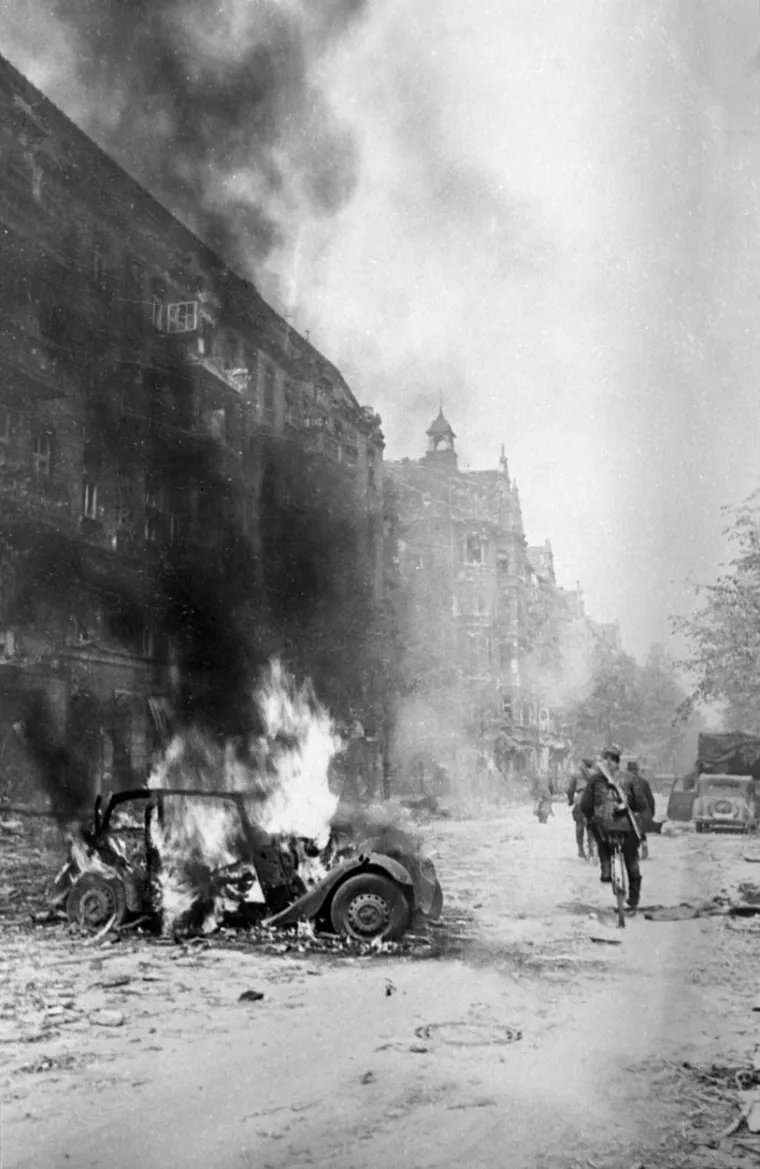 DAN KOJI JE NIJEMCE ZAVIO U CRNO: Hitler je znao što slijedi - ubio se samo dva dana prije ovih scena užasa