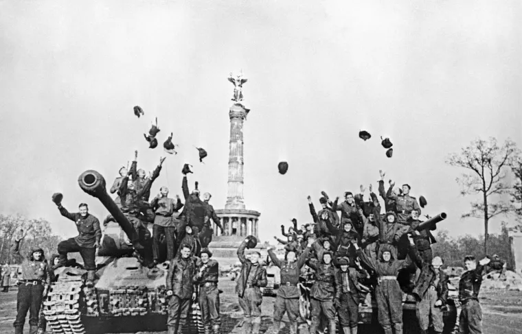 DAN KOJI JE NIJEMCE ZAVIO U CRNO: Hitler je znao što slijedi - ubio se samo dva dana prije ovih scena užasa