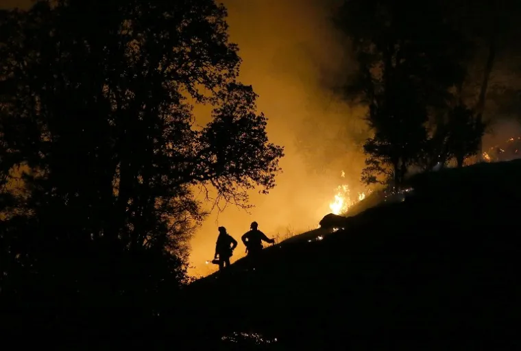 Američke vlasti naredile su evakuaciju 13.000 ljudi u Kaliforniji. 9000 vatrogasaca se bori s 20 šumskih požara. Najveći požar, sjeverno od San Francisca uništio je područje od 233 četvorna kilometra i u ponedjeljak poslijepodne prešao autocestu koja ga je zadržavala. Dužnosnici kažu da se tijekom vikenda utrostručio.