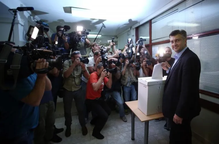Trenutak u kojem je novi premijer Andrej Plenković glasovao na izvanrednim parlamentarnim izborima.