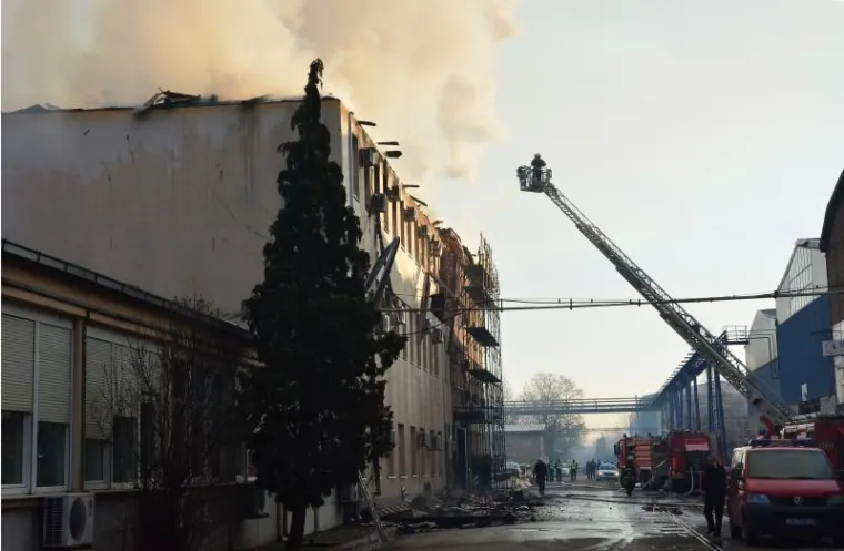 Borba vatrogasaca s požarom koji je izbio na krovištu upravne zgrade Đuro Đaković u Slavonskom Brodu.