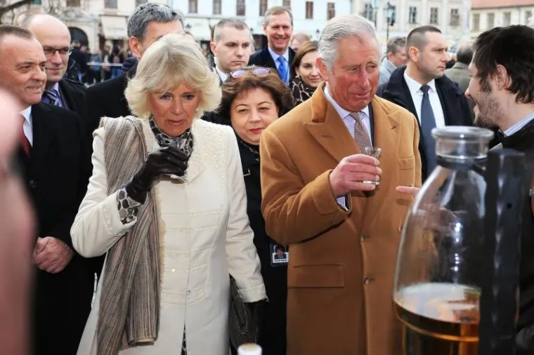 Princ Charles od Walesa i vojvotkinja Camilla od Cornwalla tijekom posjeta Osijeku obišli su Trg sv. Trojstva u Tvrđi gdje su obišli štandove s ekološkim proizvodima domaćih proizvođača i članice udruge Rubina koje njeguju izradu zlatoveza.