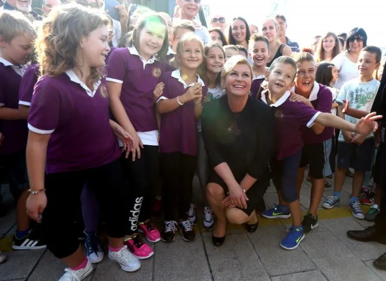 Predsjednica Kolinda Grabar Kitarović uoči središnje proslave 25. obljetnice Hrvatske ratne mornarice i 25. obljetnice spomendana Rujanskog rata 1991. pozdravila se sa okupljenim građanima i djecom.