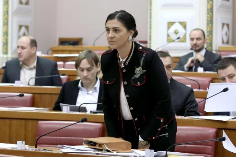 No, neke je podsjetila i na sakoe kakve je nosio Michael Jackson na nastupima.