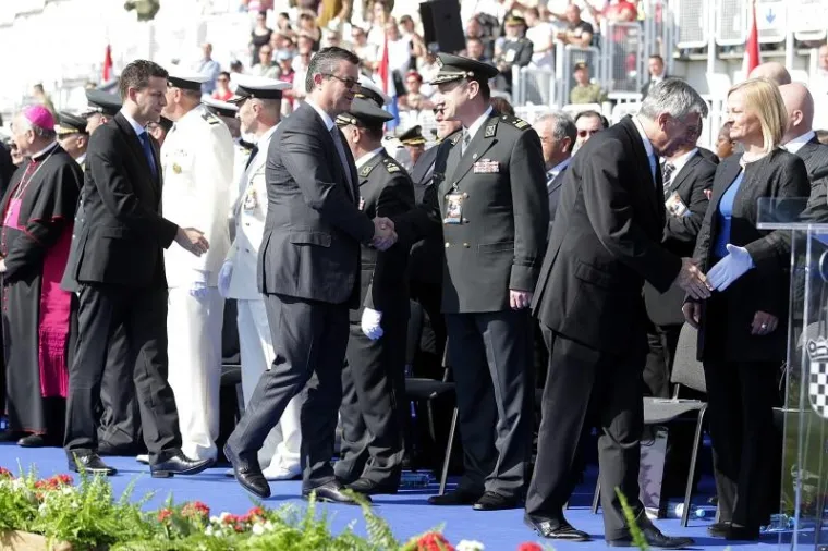 PROSLAVA DANA ORUŽANIH SNAGA RH: Pogledajte kako je izgledalo svečano postrojavanje vojske
