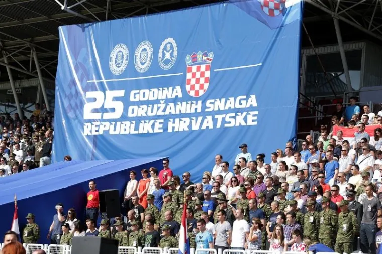 PROSLAVA DANA ORUŽANIH SNAGA RH: Pogledajte kako je izgledalo svečano postrojavanje vojske