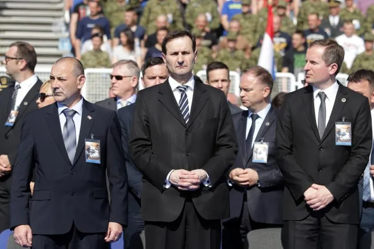 PROSLAVA DANA ORUŽANIH SNAGA RH: Pogledajte kako je izgledalo svečano postrojavanje vojske
