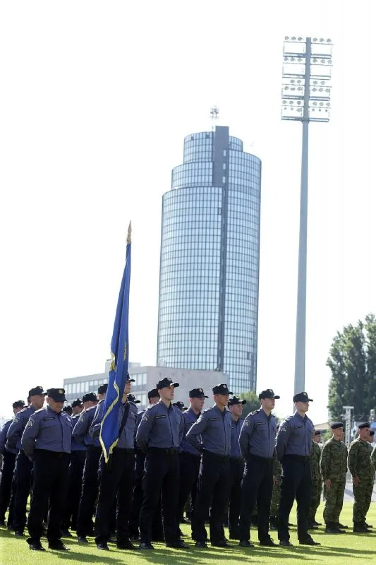 PROSLAVA DANA ORUŽANIH SNAGA RH: Pogledajte kako je izgledalo svečano postrojavanje vojske