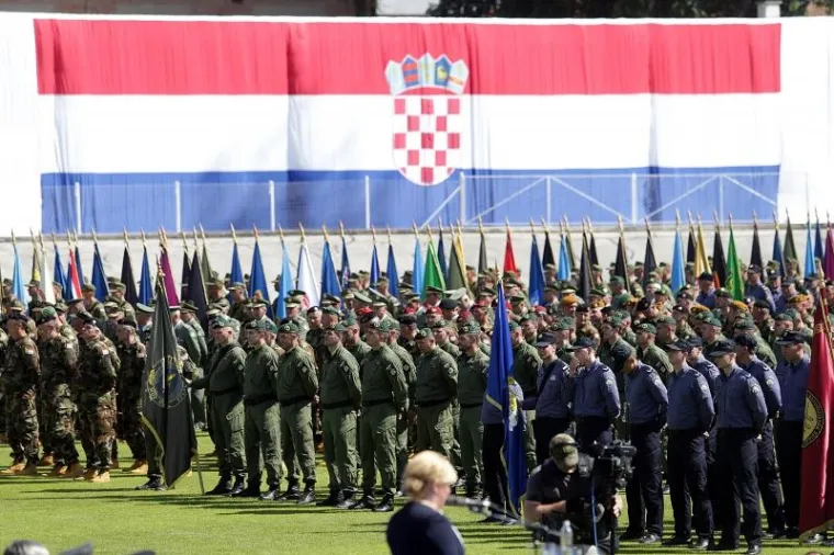 PROSLAVA DANA ORUŽANIH SNAGA RH: Pogledajte kako je izgledalo svečano postrojavanje vojske