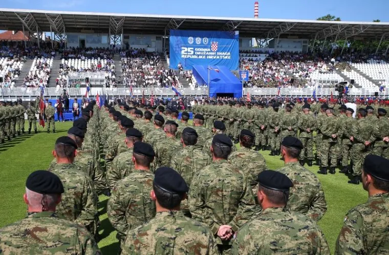 PROSLAVA DANA ORUŽANIH SNAGA RH: Pogledajte kako je izgledalo svečano postrojavanje vojske