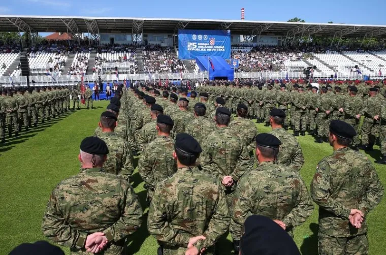 PROSLAVA DANA ORUŽANIH SNAGA RH: Pogledajte kako je izgledalo svečano postrojavanje vojske