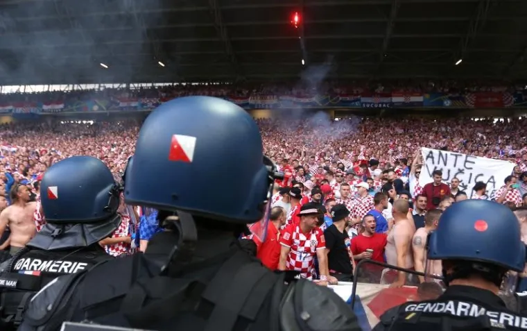 Trenutak kad maskirani huligan baca baklju na teren