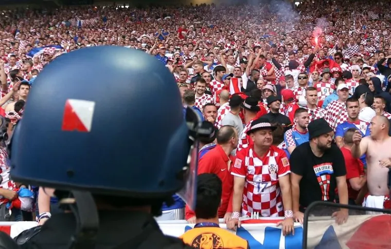 Trenutak kad maskirani huligan baca baklju na teren