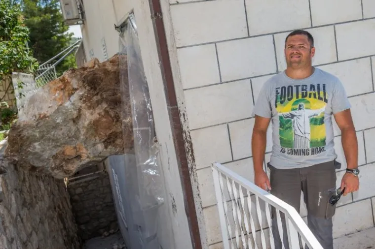 STIJENA SE ZABILA U KUĆU: Nema ozlijeđenih, nastala je samo materijalna šteta