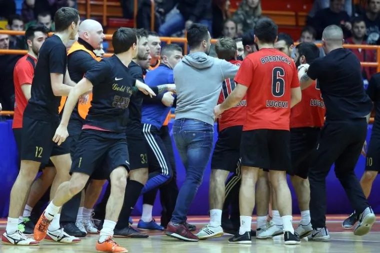 KAOS NA KUTIJI ŠIBICA: Tučnjava igrača i navijača u Domu sportova