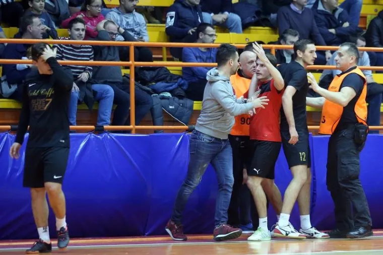 KAOS NA KUTIJI ŠIBICA: Tučnjava igrača i navijača u Domu sportova