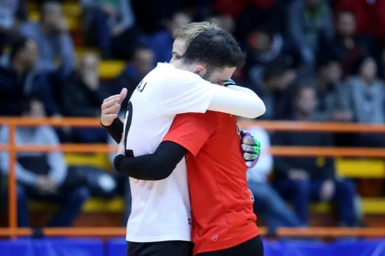 KAOS NA KUTIJI ŠIBICA: Tučnjava igrača i navijača u Domu sportova
