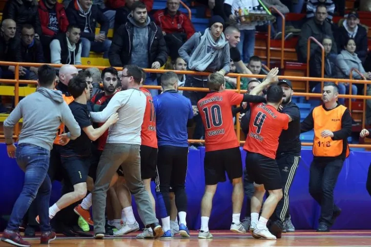 KAOS NA KUTIJI ŠIBICA: Tučnjava igrača i navijača u Domu sportova