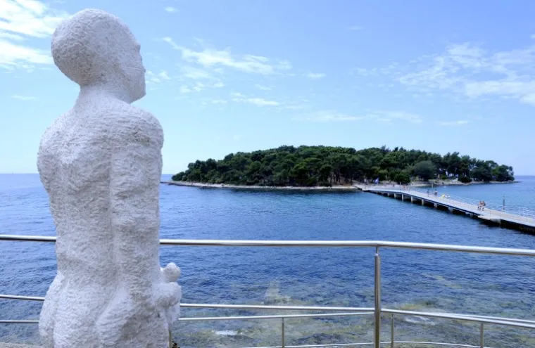 Koversada, Vrsar.  Ako volite kamenite plaže, Vrsar je idealno mjesto za vas, a tamo se nalazi i Koversada koja je jedna od najvećih nudističkih plaža u Europi.
