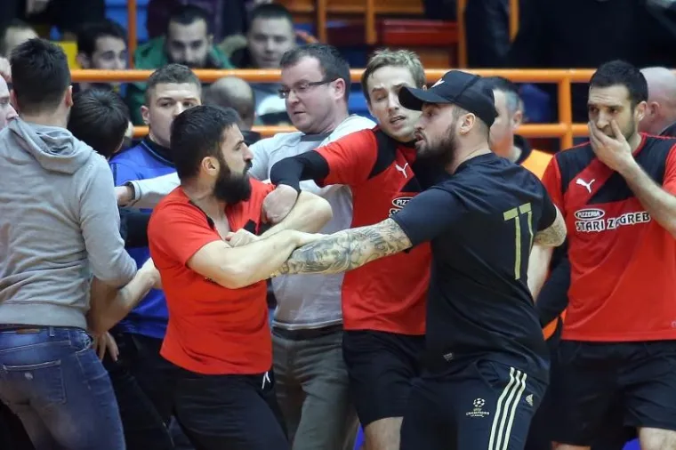 KAOS NA KUTIJI ŠIBICA: Tučnjava igrača i navijača u Domu sportova