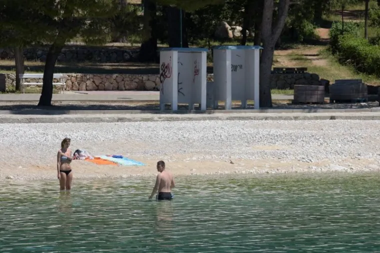 Dražica, Biograd. 
Ova plaža okružena je zelenilom i nudi pregršt dodatnog sadržaja. More je tamo mrvicu hladnije nego drugdje pa pruža osvježenje u vrućim ljetnim danima.