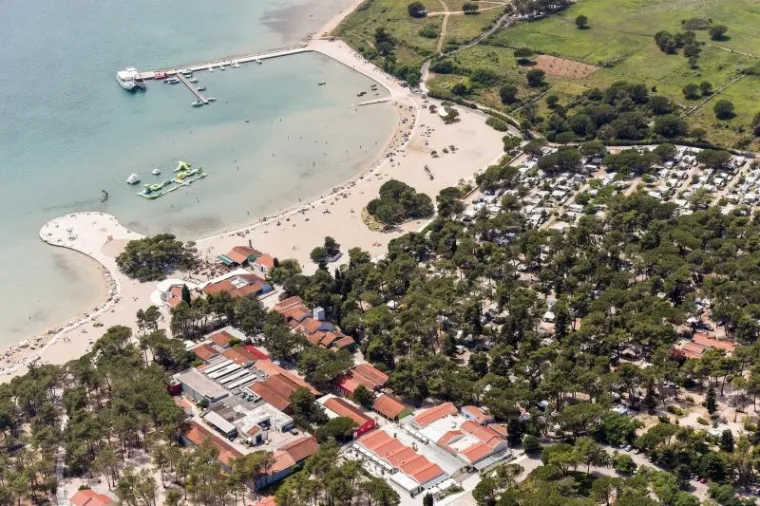 Zaton, Zadar. 
Popularna pješčana plaža nalazi se u sklopu Zaton Holiday Resorta i idealna je za obitelji s djecom.