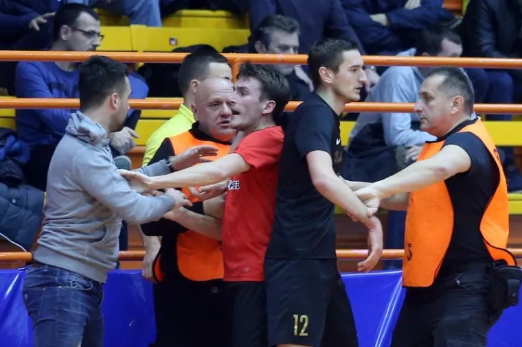 KAOS NA KUTIJI ŠIBICA: Tučnjava igrača i navijača u Domu sportova