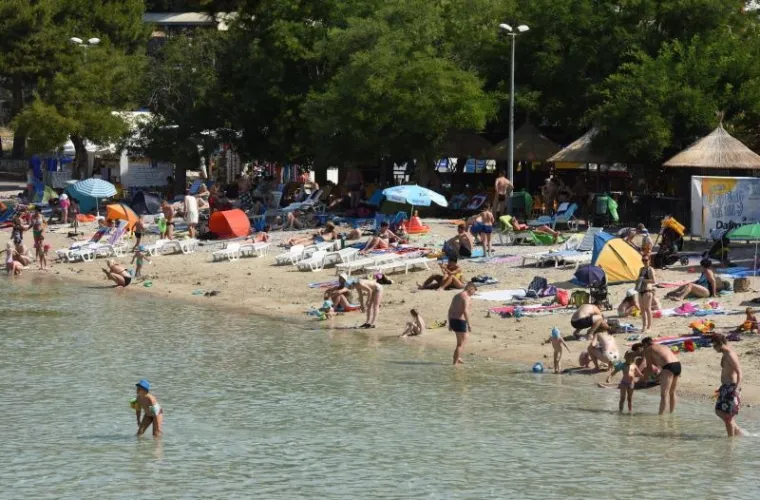 Slanica, Murter. 
Pješčana plaža nudi mnogo dodatnih aktivnosti, a nalazi se na otoku Murteru u blizini Zadra.