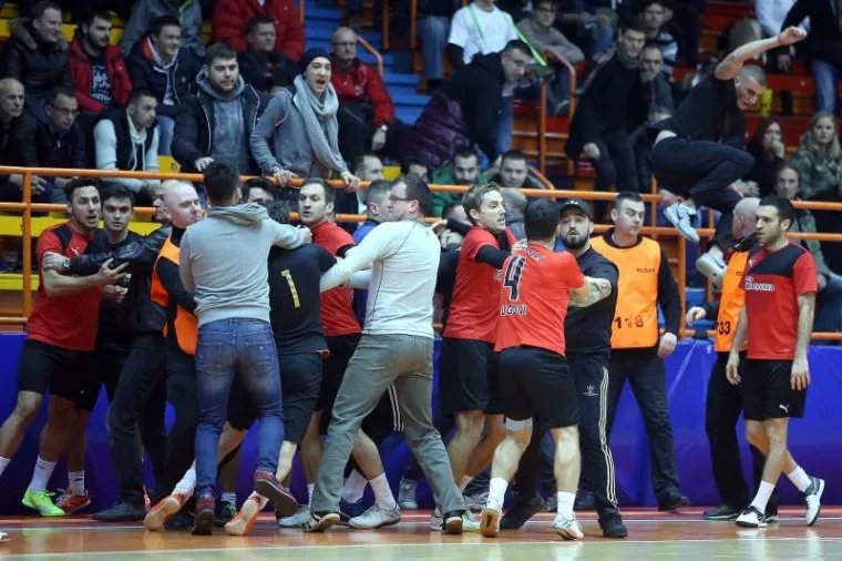 Utakmica osmine finala na 46. izdanju malonogometnog turnira Kutija šibica koja se igrala u četvrtak navečer, završila je masovnom tučnjavom igrača u koju su se umiješali i navijači.